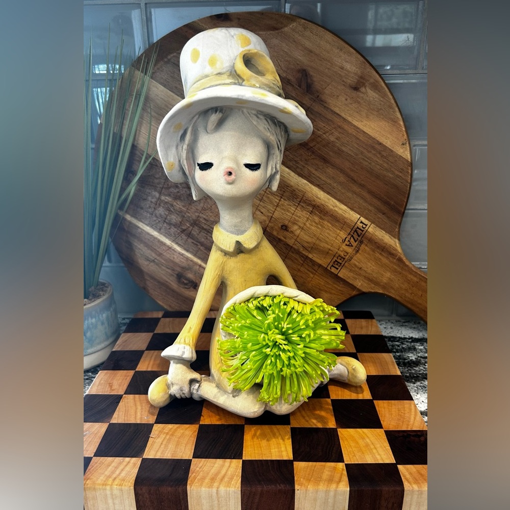 Vintage, ceramic bonnet, girl planter - Picture 2 of 8